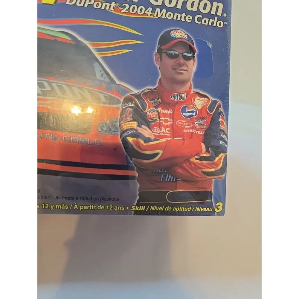 WONDERFUL REVELL JEFF GORDON DUPONT 2004 MONTE CARLO 1:24 SCALE CAR